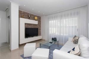 salon z białą kanapą i kominkiem w obiekcie CH Villa Marabu Lagoon (Ciudad Quesada) w mieście Ciudad Quesada