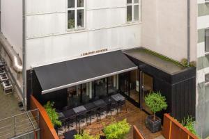 uitzicht op een restaurant met tafels en stoelen bij Århus bedst placerede lejlighed & udsigt in Aarhus