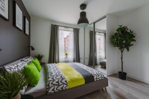 um quarto com uma cama e um espelho grande em SmartSleep Apartments em Glasgow