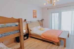 sypialnia z 2 łóżkami piętrowymi i oknem w obiekcie IoanaGuestHouse w mieście Turda