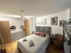 ロンドンにあるLondon Bridge apartmentのベッドルーム(大型ベッド1台、椅子付)