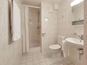 Ένα μπάνιο στο Apartment Sérandes-4 by Interhome