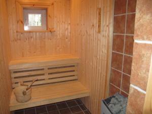 Holiday Home Nedre Gärdsjö - DAN086 by Interhome في راتفيك: ساونا مع مقعد في غرفة خشبية