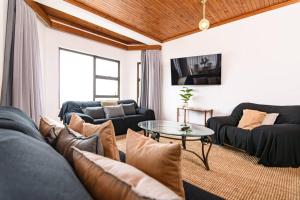 een woonkamer met een bank en een tafel bij Ocean Wave No.1 Self Catering in Swakopmund
