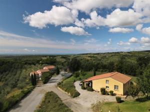 una vista aérea de una casa y una carretera en Apartment Il Felciaione by Interhome, en Riparbella