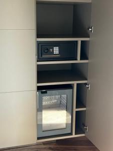 a kitchen with a microwave oven in a cabinet at Nuovo B&B Colline San Benedetto in Marostica