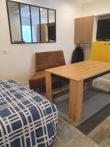 une pièce avec une table, une chaise et un miroir dans l'établissement Beau studio moderne proche de CDG/Paris/Parc d'Expo, à Aulnay-sous-Bois