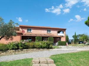 una casa con un camino de piedra delante de ella en Apartment Il Felciaione by Interhome, en Riparbella