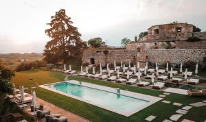 Relais Forte Benedek Wine & SPA - Adults Only内部或周边的泳池
