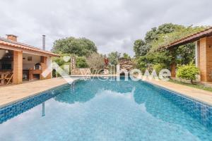 - l'image d'une piscine dans une villa dans l'établissement Casa em Pinhalzinho com piscina e churrasqueira, à Pinhalzinho
