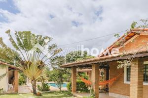 une villa avec une piscine et une maison dans l'établissement Casa em Pinhalzinho com piscina e churrasqueira, à Pinhalzinho