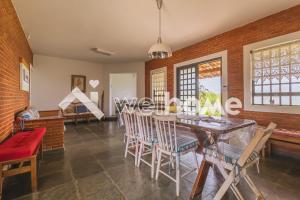 - une salle à manger avec une table et des chaises dans l'établissement Casa em Pinhalzinho com piscina e churrasqueira, à Pinhalzinho