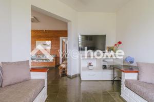 uma sala de estar com dois sofás e uma mesa em Casa em Pinhalzinho com piscina e churrasqueira em Pinhalzinho
