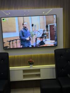 Televisyen dan/atau pusat hiburan di MITOS LUXURY SUITES (BODE THOMAS)