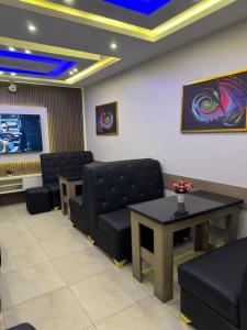 Televisyen dan/atau pusat hiburan di MITOS LUXURY SUITES (BODE THOMAS)