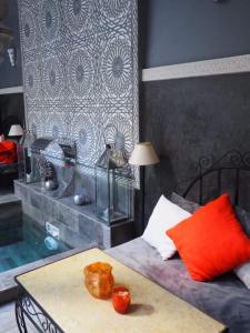 Un dormitorio con una cama y una mesa con tomates. en Riad des Mile Nuits en Marrakech