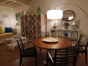 佛羅倫斯的住宿－La Vecchia Firenze，客厅配有桌椅和沙发