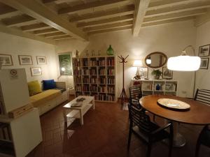 佛羅倫斯的住宿－La Vecchia Firenze，客厅配有桌子和沙发