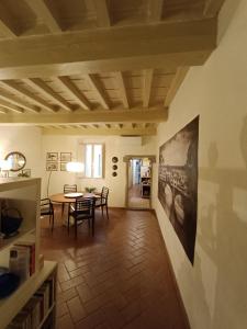 佛羅倫斯的住宿－La Vecchia Firenze，一间带桌子的客厅和一间餐厅