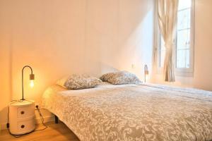 um quarto com uma cama com duas almofadas e uma janela em *T2*Terrasse*Calme*Centre-Ville*Gare*Commerce* em Toulouse