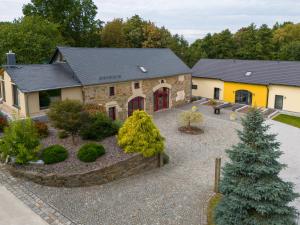 uma casa com um jardim em frente em Pension Haus am Picho em Arnsdorf