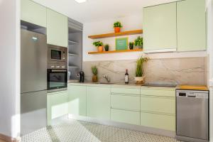 Kuchyňa alebo kuchynka v ubytovaní Apartment Turmalina Front - Plusholidays