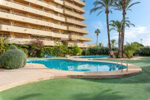 Bazén v ubytovaní Apartment Turmalina Front - Plusholidays alebo v jeho blízkosti