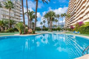 Bazén v ubytovaní Apartment Turmalina Front - Plusholidays alebo v jeho blízkosti