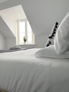Tempat tidur dalam kamar di Duxford House by Blue Skies Stays