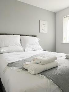 Tempat tidur dalam kamar di Duxford House by Blue Skies Stays