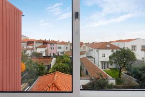 una ventana con vistas a la ciudad en Apartamento Vi-ana, en Viana do Castelo