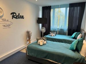 a room with two beds and a window at Business Appartement Mainz Duo in Mainz