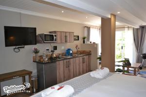 ダルストロアームにあるMisty View Apartmentsのベッドルーム1室(ベッド1台付)、キッチン(テレビ付)