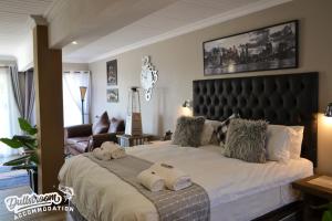 ダルストロアームにあるMisty View Apartmentsのタオルが敷かれた大きなベッドのある寝室