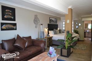 ダルストロアームにあるMisty View Apartmentsのソファとベッドのあるリビングルーム