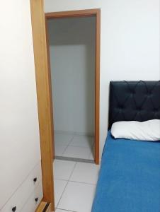 um quarto com uma cama azul e um armário em Apê da Mel - Recife PE no Recife