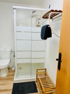 uma cabina de duche em vidro numa casa de banho com WC em CASA DE LA BODEGA em L'Espluga de Francolí