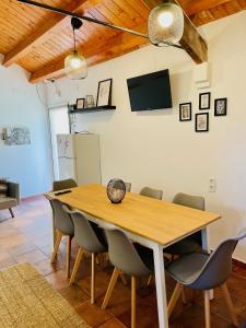 uma sala de jantar com uma mesa de madeira e cadeiras em CASA DE LA BODEGA em L'Espluga de Francolí