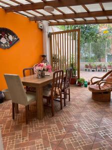 uma mesa de jantar e cadeiras num pátio em Casa hermosa, amplia y elegante em Quito