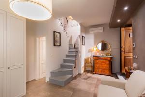 eine Treppe im Wohnzimmer mit Spiegel in der Unterkunft QK Costa58 Home Tower in Florenz