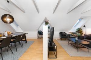 een woonkamer en eetkamer met dakramen bij Centralt Byliv - 2 Soveværelser med plads til 6 in Aarhus