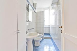Un baño blanco con inodoro y lavabo. en Piazza Navona - Roma Centro Storico, en Roma 11 fotos más