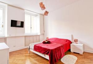 1 dormitorio blanco con 1 cama con manta roja en Piazza Navona - Roma Centro Storico, en Roma