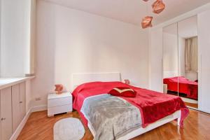 Dormitorio blanco con cama roja y espejo en Piazza Navona - Roma Centro Storico, en Roma