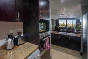 uma cozinha com uma bancada e uma cozinha com vista em Stay at The Point - Leopards Lair em Durban