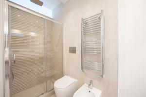 een badkamer met een douche, een toilet en een wastafel bij Casa Giorgia in Milaan