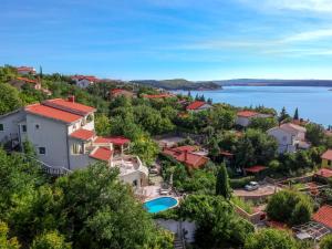 een luchtzicht op een resort met een zwembad bij Apartment Vlasta-1 by Interhome in Jadranovo