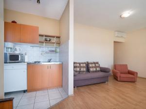 een keuken en een woonkamer met een bank bij Apartment Vlasta-1 by Interhome in Jadranovo