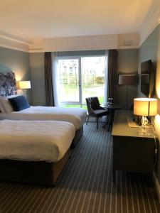 Rúm í herbergi á Killaloe Hotel & Spa