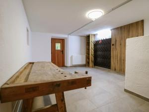 una habitación con una mesa de madera en el medio. en Holiday Home bergGLÜCK by Interhome, en Spiss